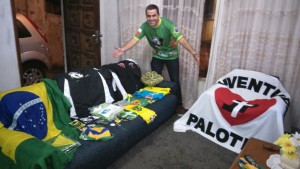 Bagagem pronta para Jornada na Cracóvia. Camisa dos 50 anos da Paróquia na mala.