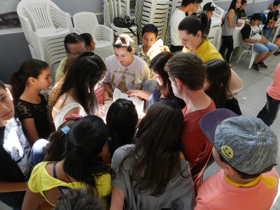 Catequizandos se reúnem antes de montar a estante bíblica. Foto: Rafael Maia