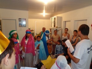 estidas como reis magos, elas visitaram as casas da comunidade para abençoar as casas, rezar e cantar motivando as famílias visitadas a se preparem para a chegada de Nosso Senhor Jesus Cristo