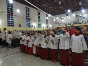 Equipe de Acólitos e coroinhas na missa com Nossa Senhora Aparecida Peregrina