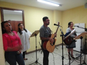 Grupo de louvor que animou a missa com Nossa Senhora Aparecida Peregrina