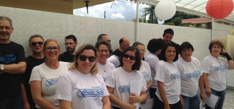 Coral São José faz visita musical em asilos