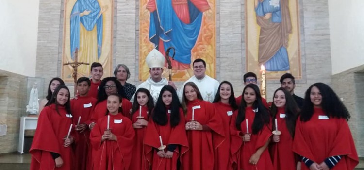65 jovens crismados na paróquia São José da Vila Oficinas
